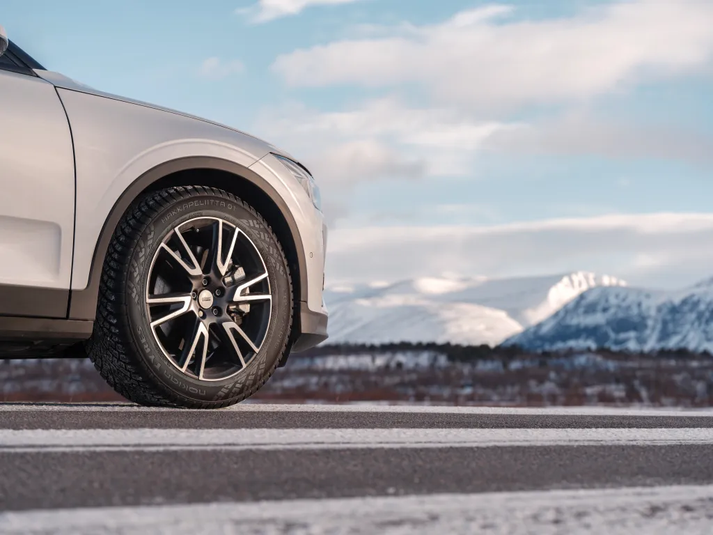 Pneu clouté Nokian Tyres Hakkapeliitta 01 monté sur un véhicule dans un paysage hivernal