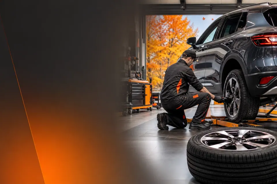 Technicien installant une roue dans un atelier automobile